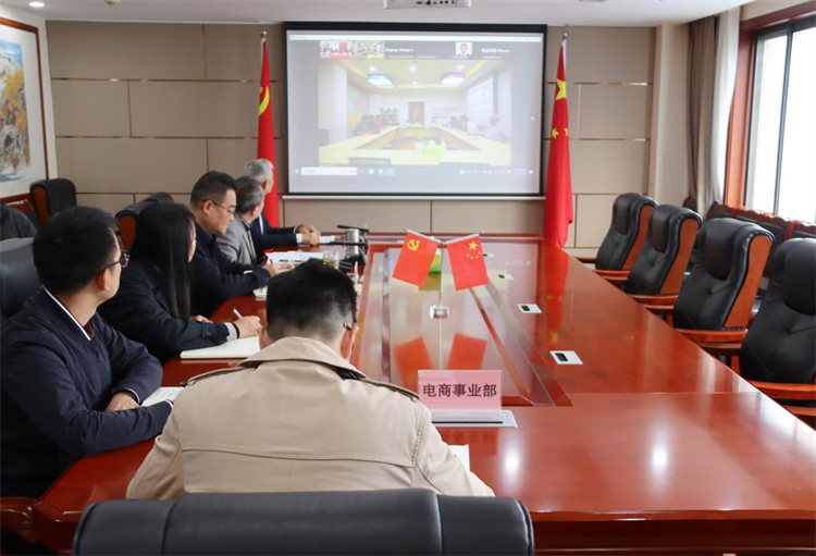 鄧華應邀出席與印尼一站式服務中心供應鏈管理公司、盈澤國際貿易（山東?。┕竞献髑⒄勛剷? class=